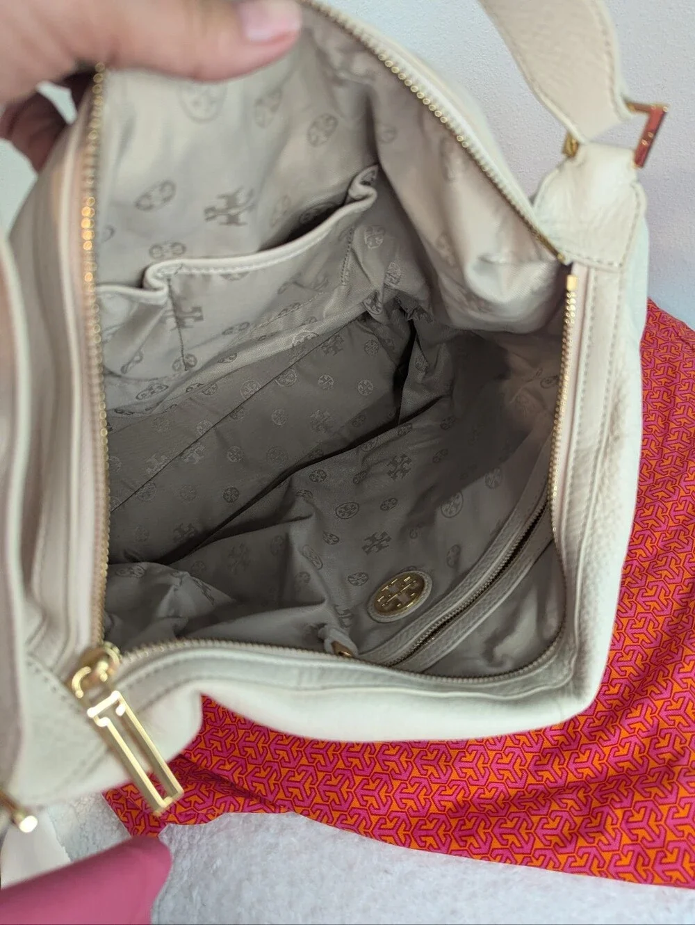 Tory Burch Kipp Hobo Bag Ivory Dust Pebbled Leather Gold Hardware